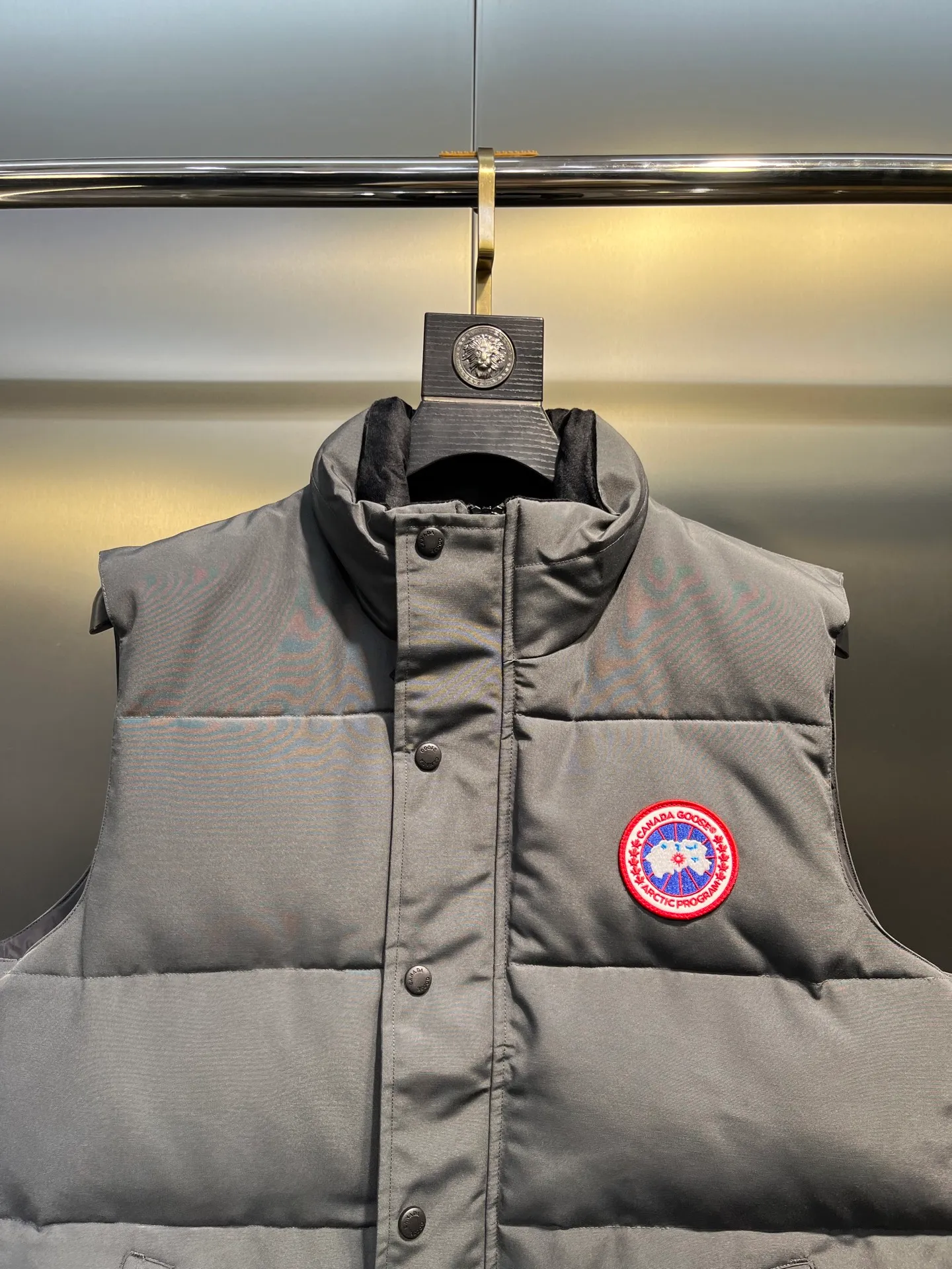 P380 🇨🇦Canada Goose""🇨🇦🌟 Garson down vest has always been recognized as the warmest down jacket. Various Instagram celebrities, Internet celebrities, and celebrities often wear it for street photos. I make Canada Goose every year, but I still can't get rid of my love for it. No matter how cold the days are, there is no need to be afraid, because there is! Filled with 90% white duck down, it is the legendary warmest down jacket and is known as a must-have for Arctic outdoor sports! The most popular down jacket in the world, celebrities are rushing to buy it, it is a must-have!  Size: XS to 2XL